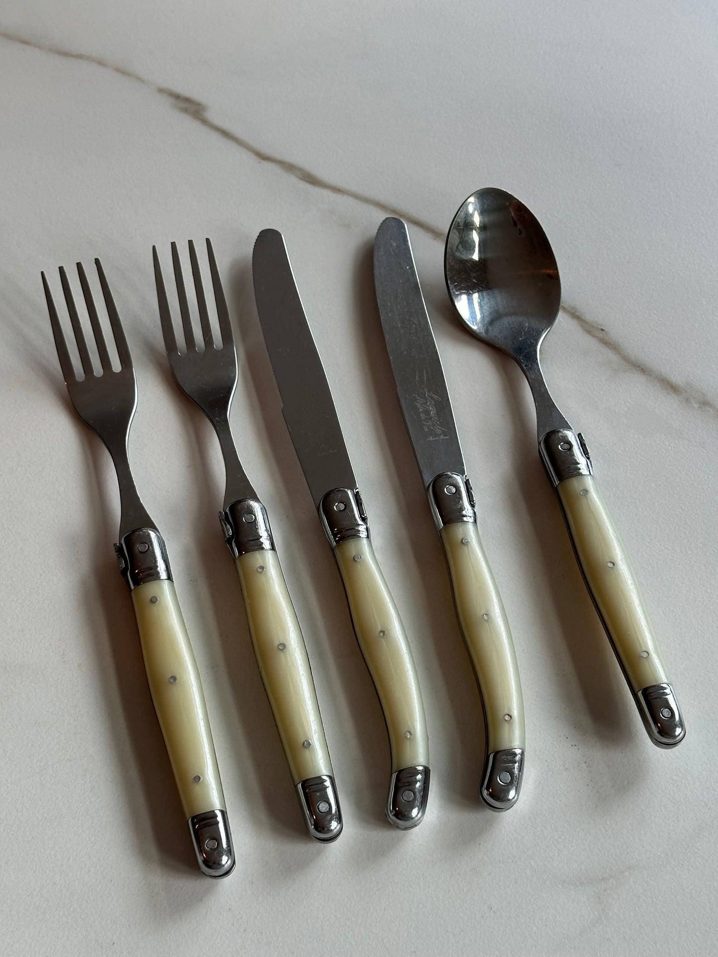 Laguiole Style de Vie Premium Line bestek set parelmoer – 5-delig – Frans bistro bestek - Ruby Conceptstore 