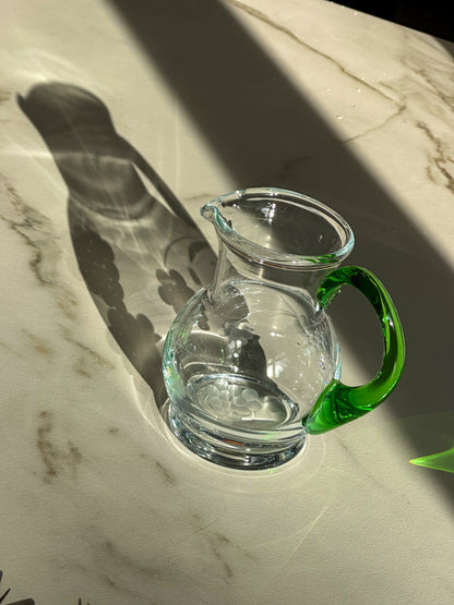 Vintage zware glazen Wijnkan met groene handgreep & druivenmotief - Ruby Conceptstore 