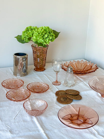 Vintage Rosaline glazen schaal met vakverdeling – roze Art Deco serveerschaal - Ruby Conceptstore 