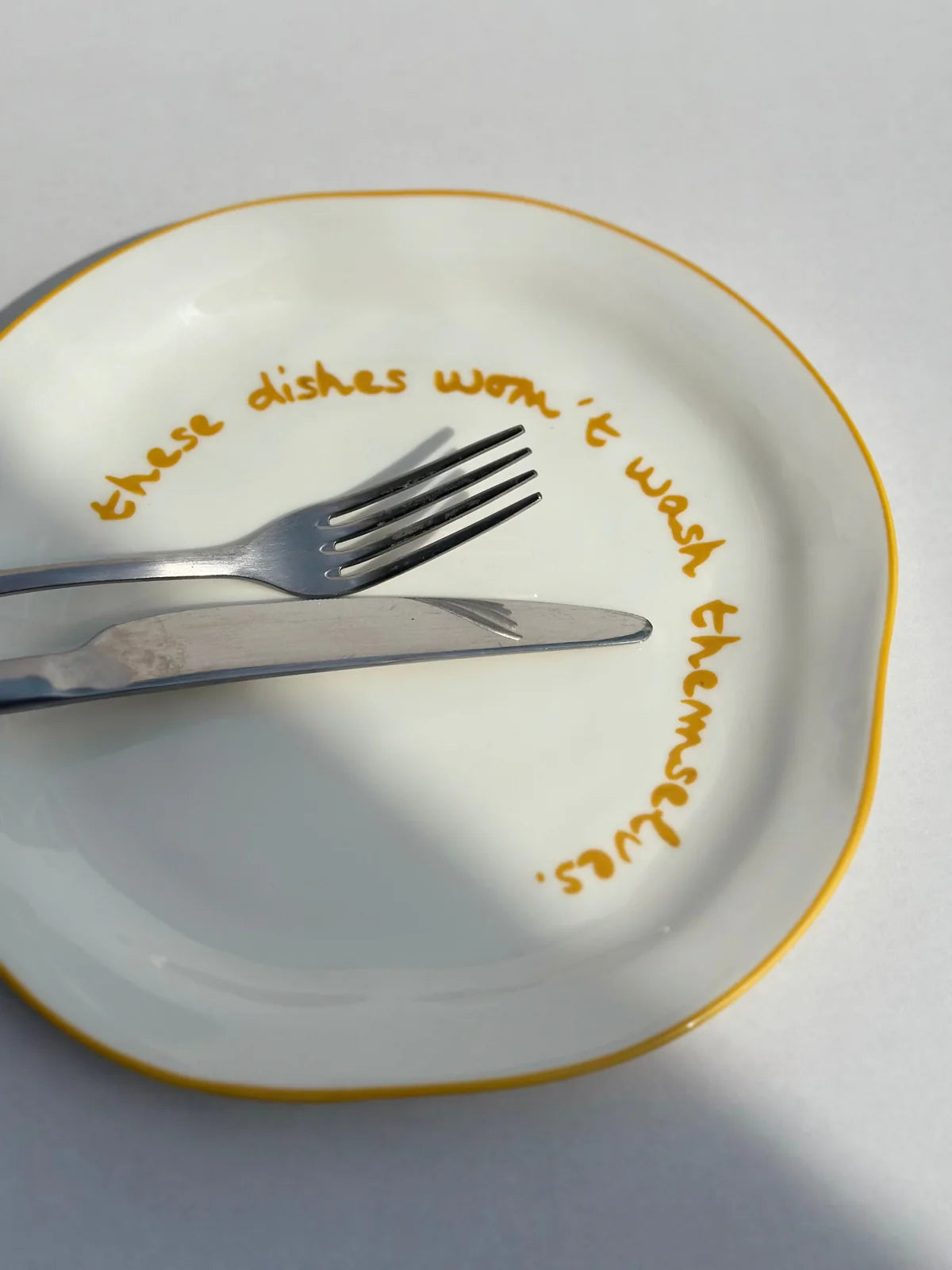 Slogan Bord – These Dishes Won’t Wash Themselves | Maegen