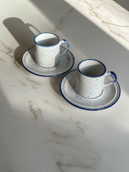 Vintage gespikkelde mokken met schotels – Set van 2 – Wit & Kobaltblauw - Ruby Conceptstore 