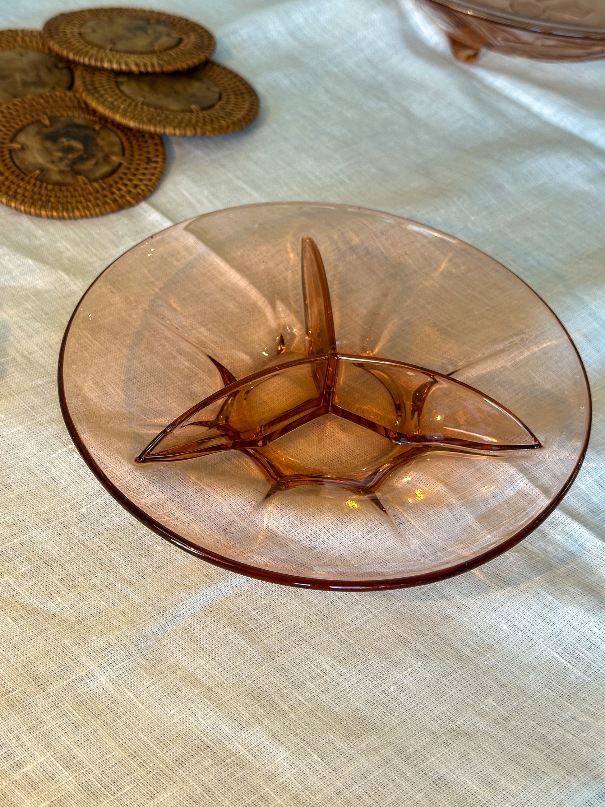 Vintage Rosaline glazen schaal met vakverdeling – roze Art Deco serveerschaal - Ruby Conceptstore 