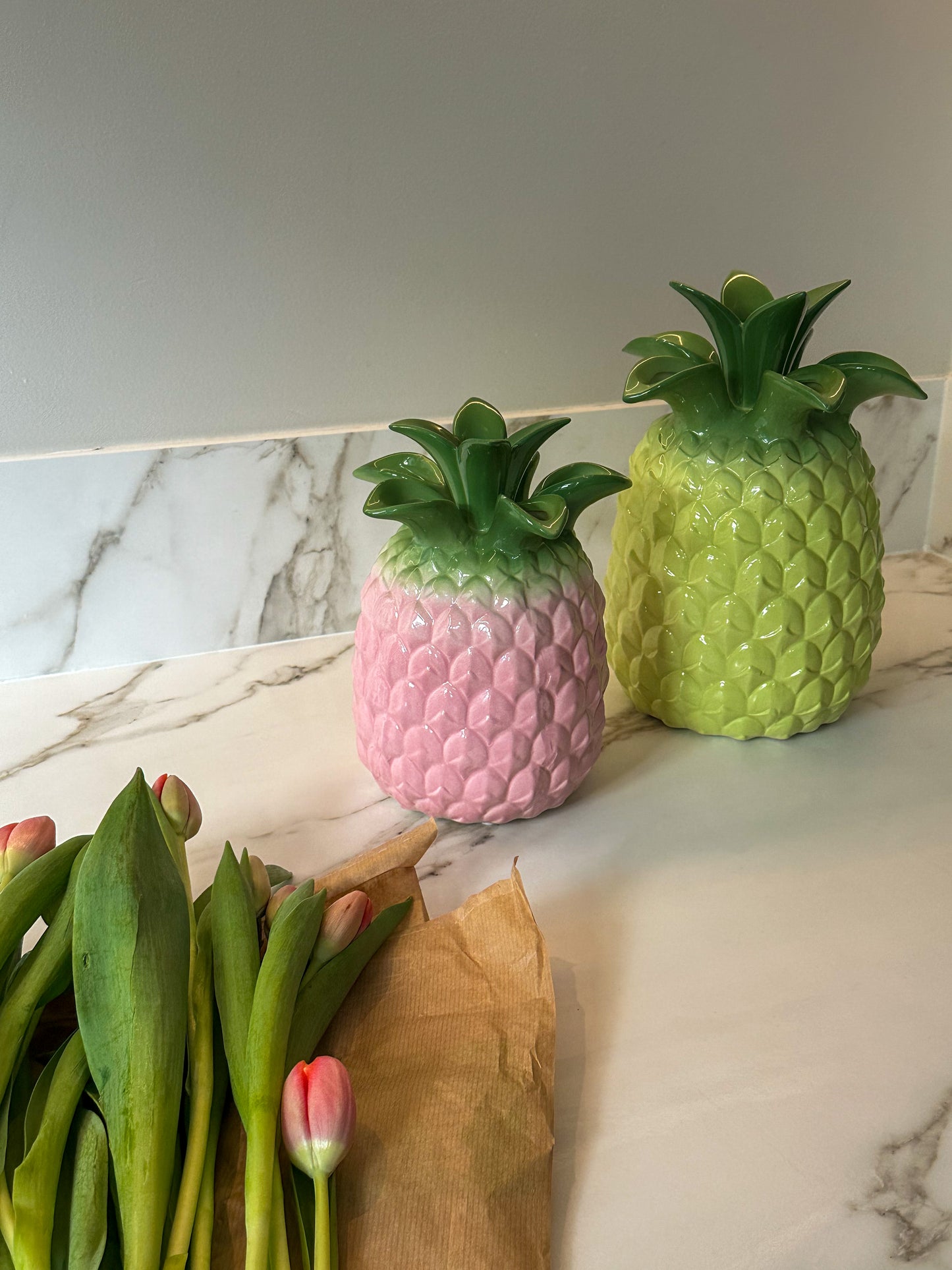 Vaas roze ananas 22 cm – Voeg een tropisch tintje toe aan je interieur! | Ruby Conceptstore