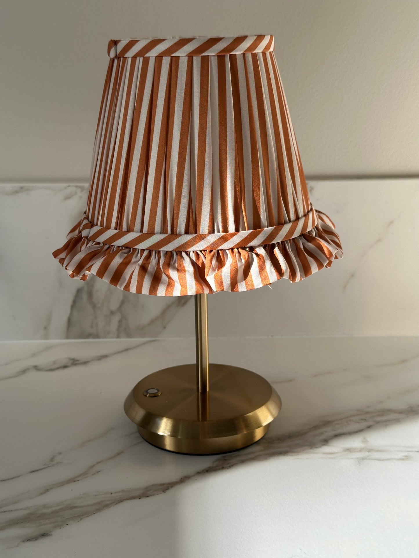 Marais – Draadloze tafellamp met gestreepte kap - Ruby Conceptstore 