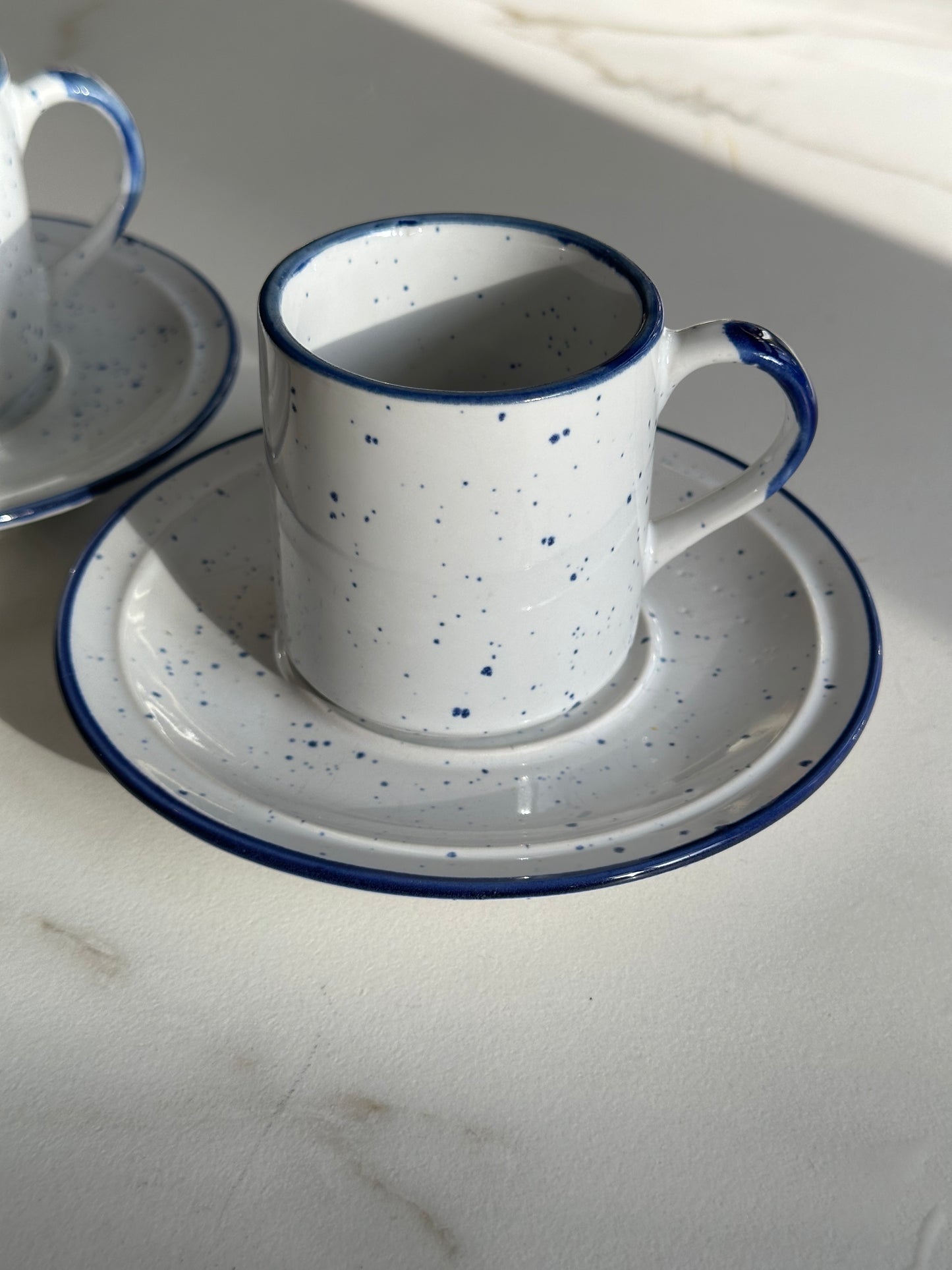 Vintage gespikkelde mokken met schotels – Set van 2 – Wit & Kobaltblauw - Ruby Conceptstore 