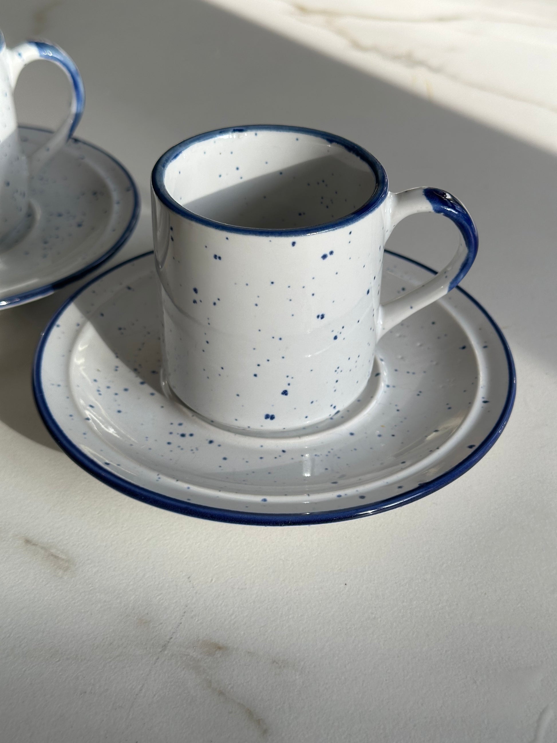 Vintage gespikkelde mokken met schotels – Set van 2 – Wit & Kobaltblauw - Ruby Conceptstore 