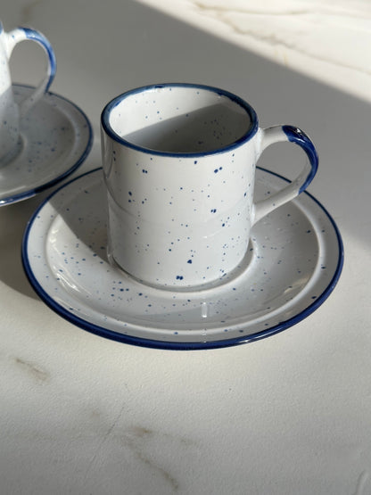 Vintage gespikkelde mokken met schotels – Set van 2 – Wit & Kobaltblauw - Ruby Conceptstore 