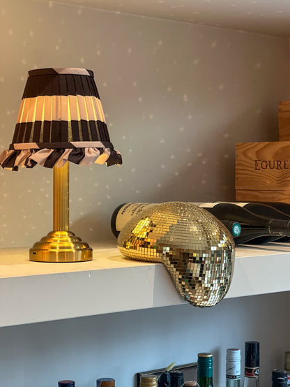 Palais – Luxe draadloze tafellamp met gestreepte kap en ronde voet - Ruby Conceptstore 