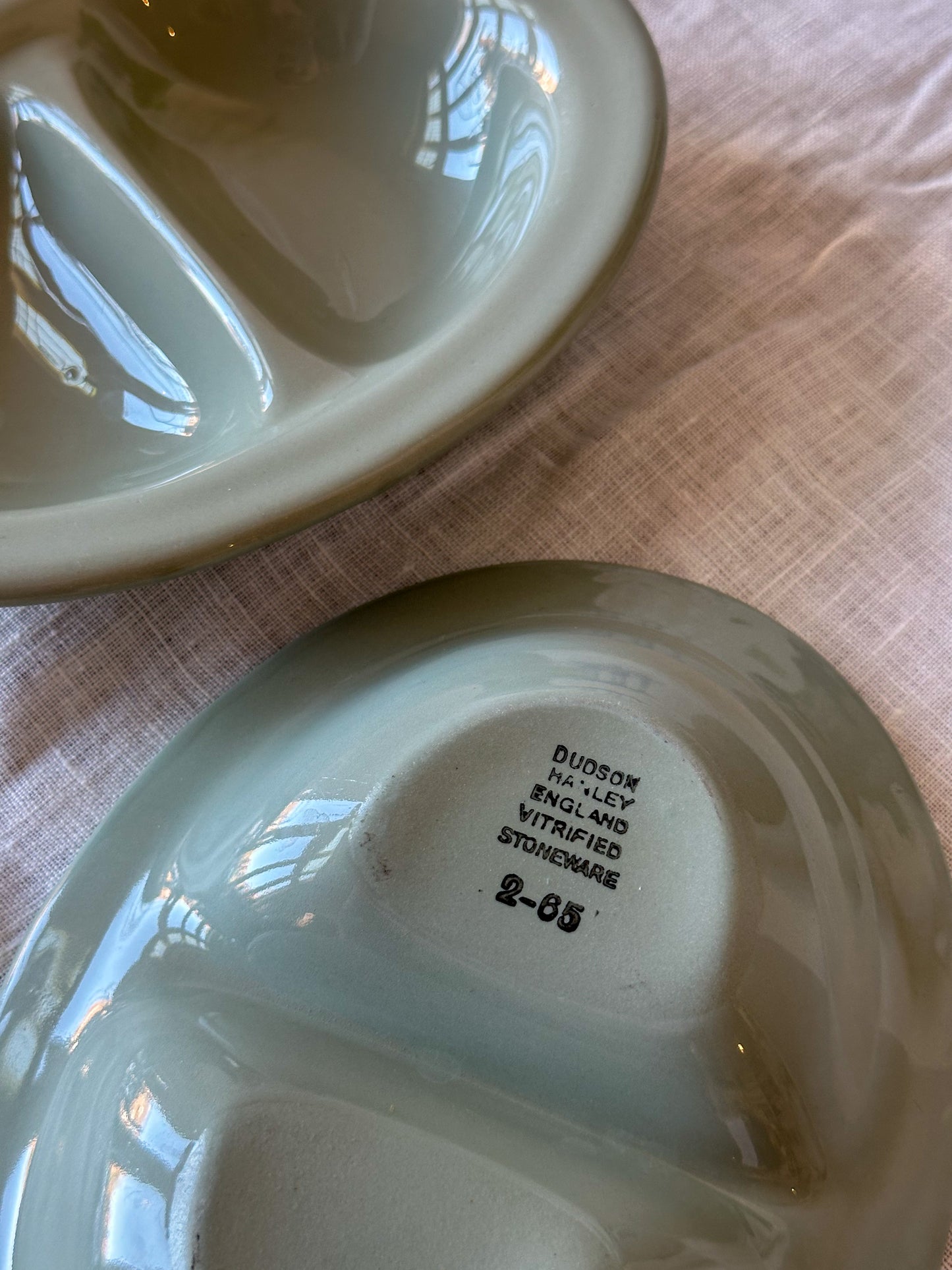 Vintage Dudson verdeelschaal sage green – Engelse stoneware schaal met vakken - Ruby Conceptstore 