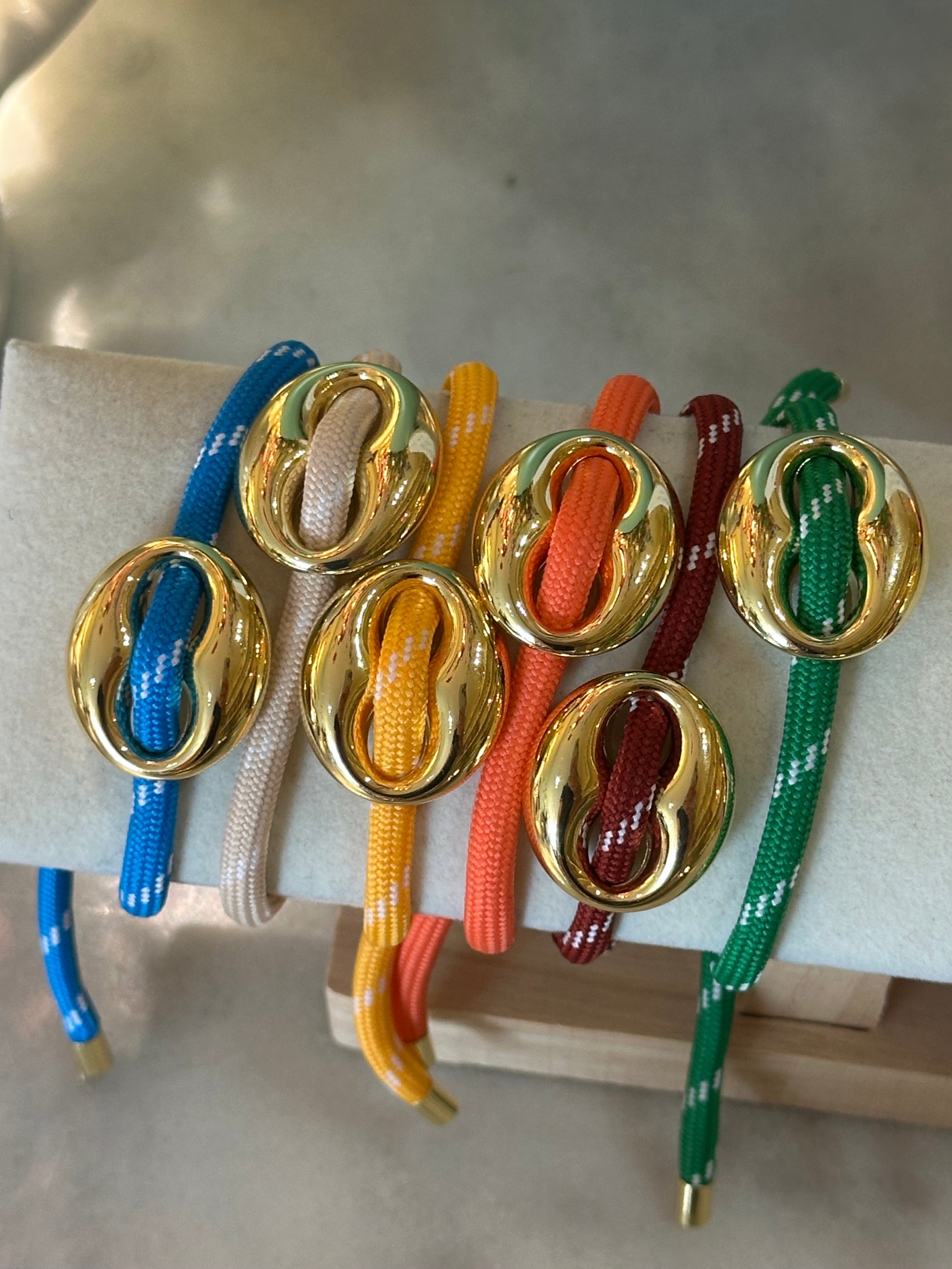 Bean Bracelet Gold – Verstelbare touwarmband met gouden bean - Ruby Conceptstore 