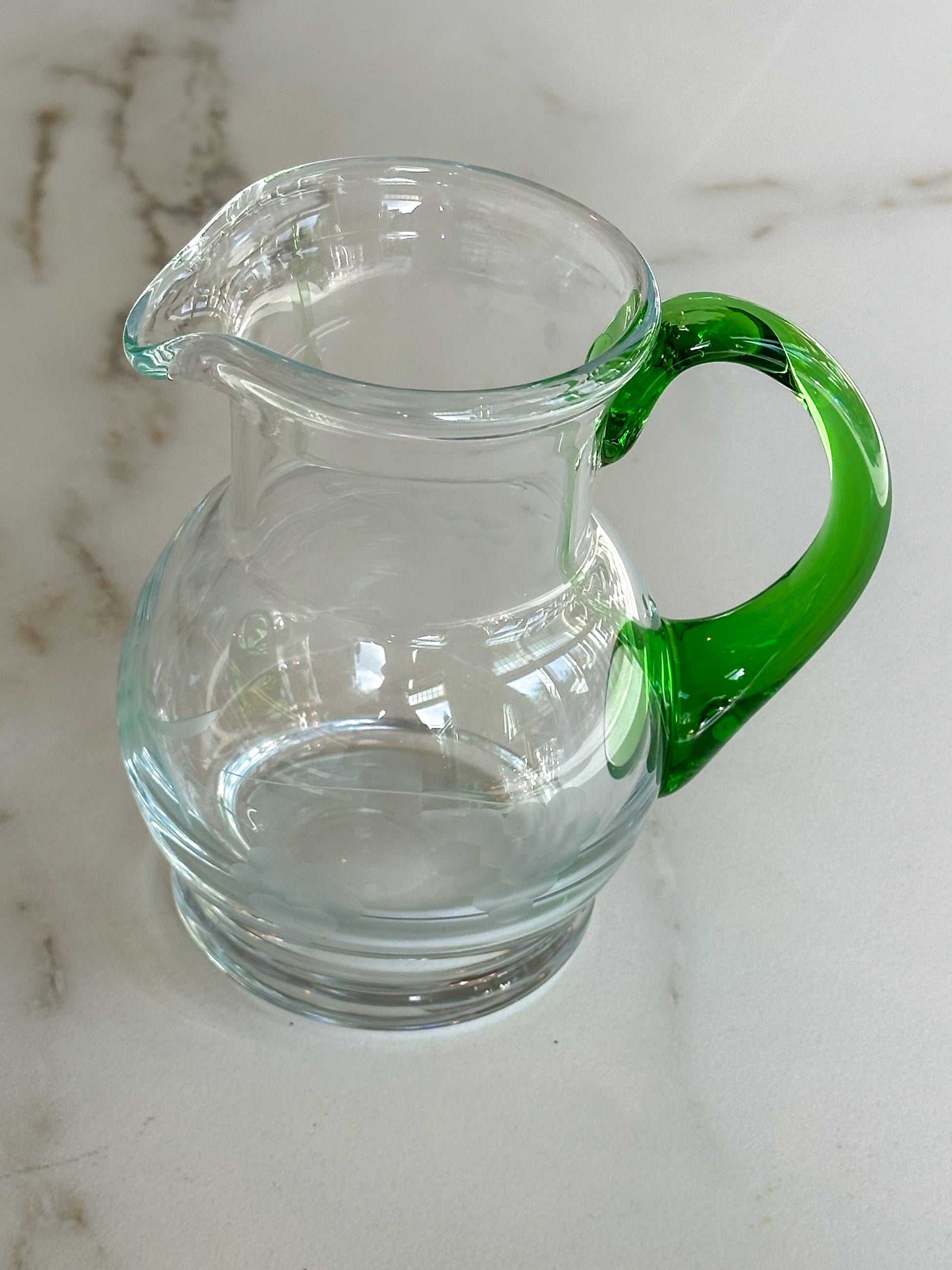 Vintage zware glazen Wijnkan met groene handgreep & druivenmotief - Ruby Conceptstore 