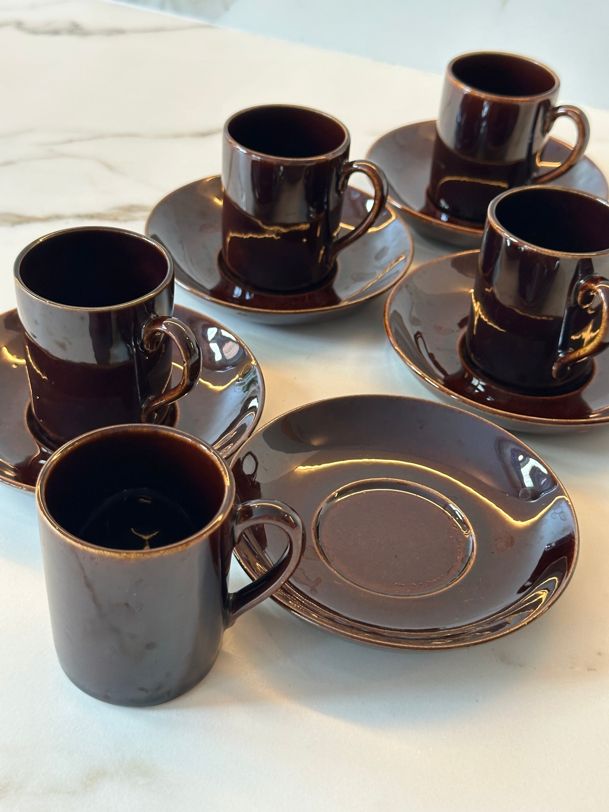 Vintage koffie kopjes set – bruin keramiek (5 stuks) - Ruby Conceptstore 