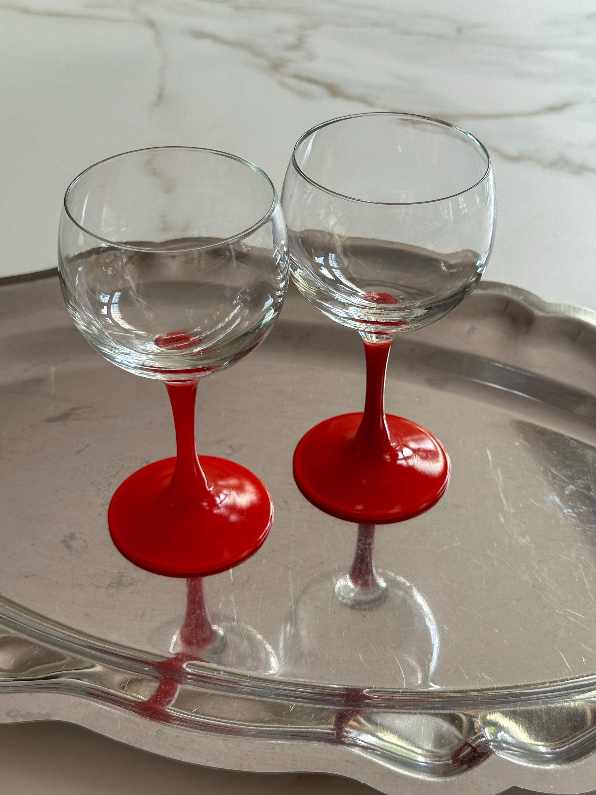 Vintage wijnglazen met rode voet – retro glazen set van 2 - Ruby Conceptstore 