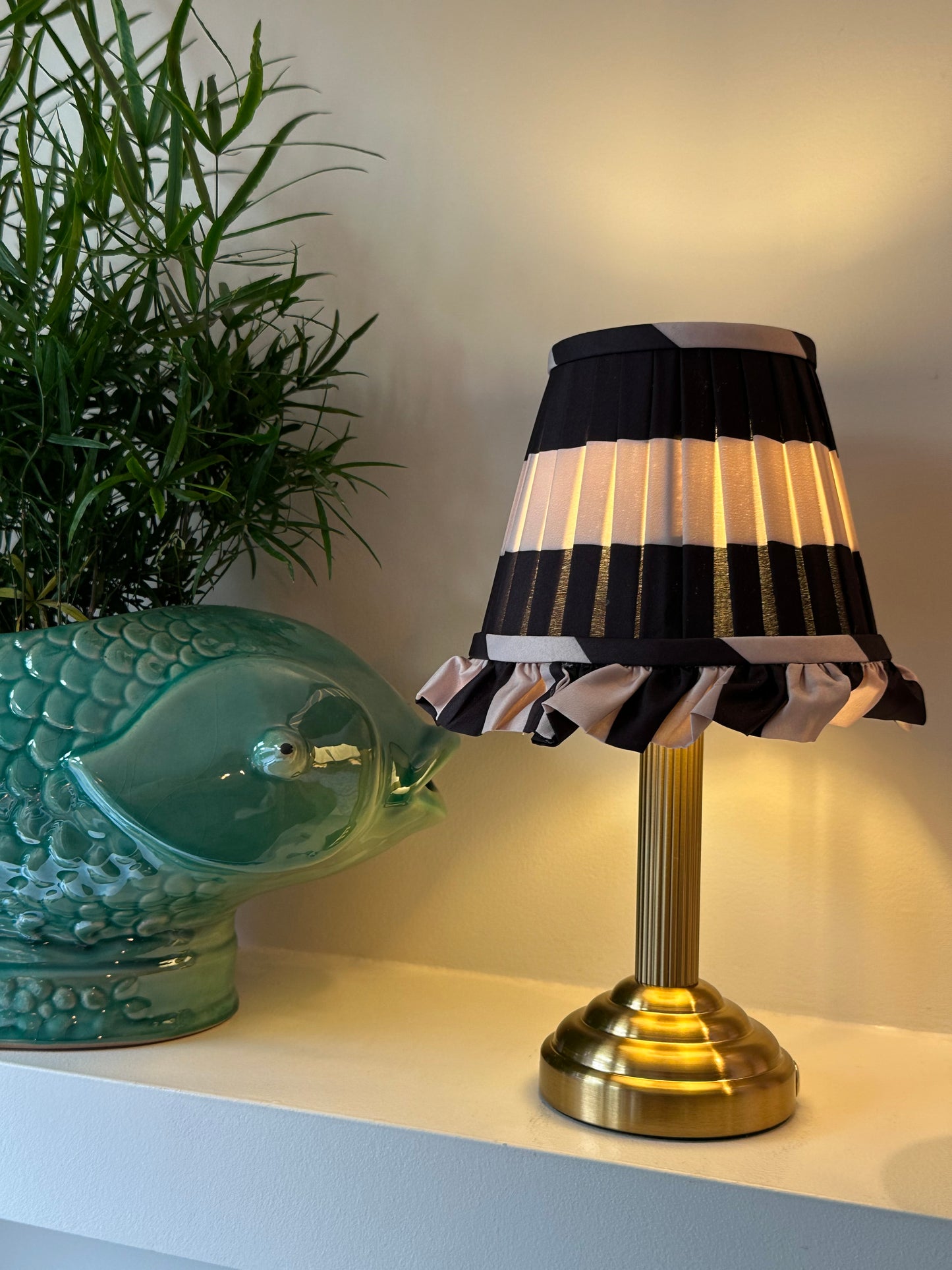 Palais – Luxe draadloze tafellamp met gestreepte kap en ronde voet - Ruby Conceptstore 