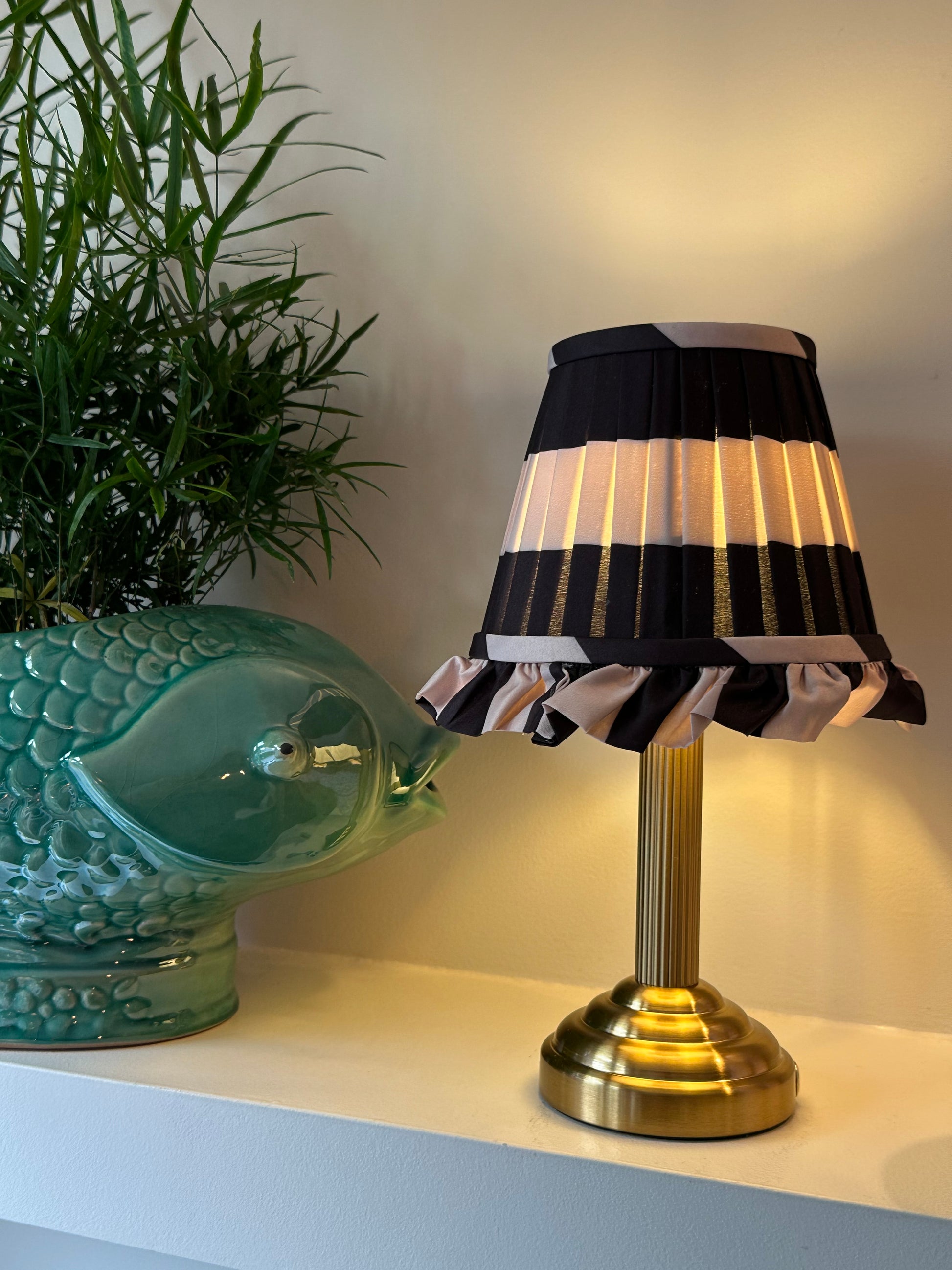 Palais – Luxe draadloze tafellamp met gestreepte kap en ronde voet - Ruby Conceptstore 