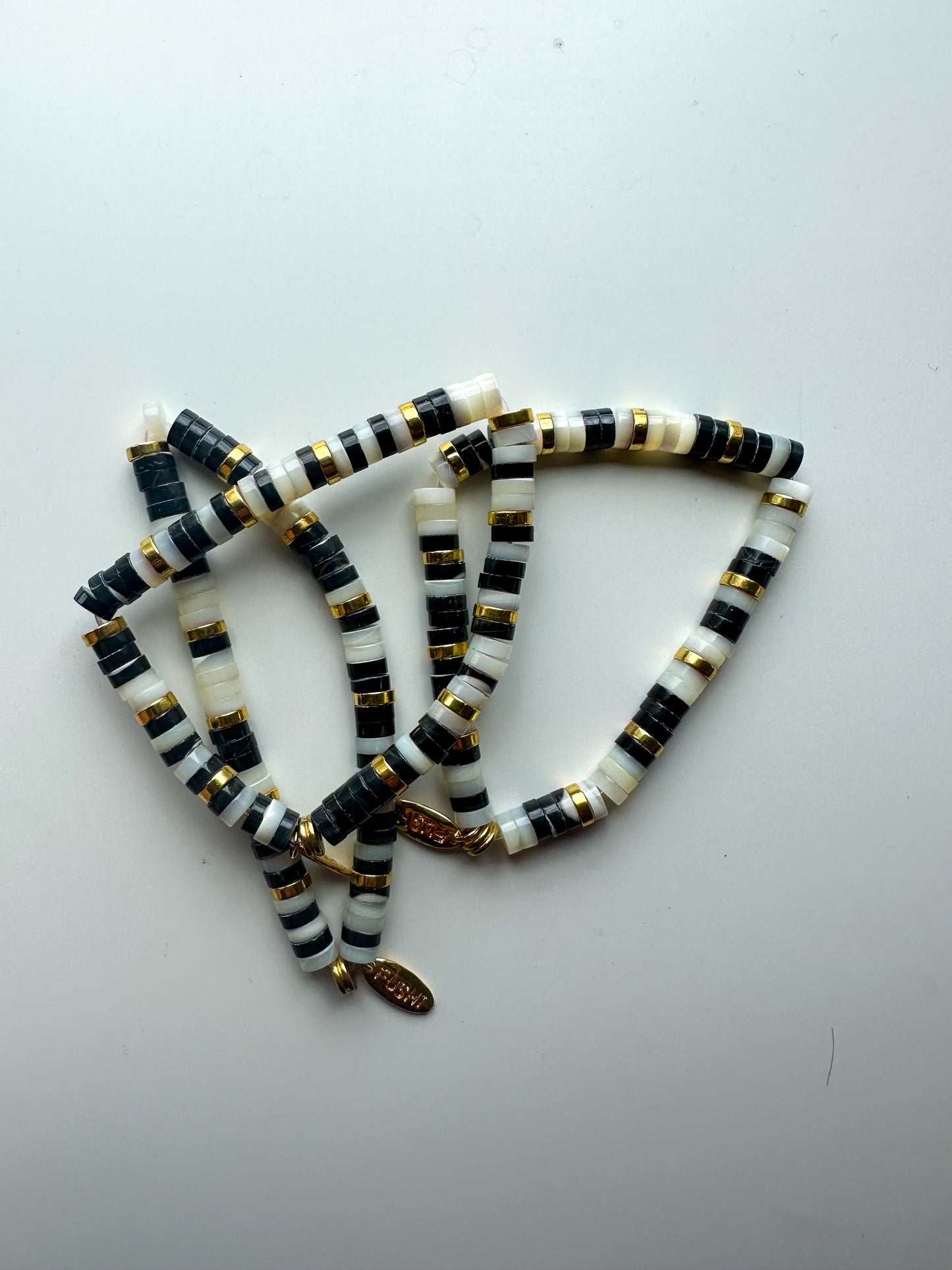 Armband met zwart, wit en gouden kralen - RUBY Conceptstore 