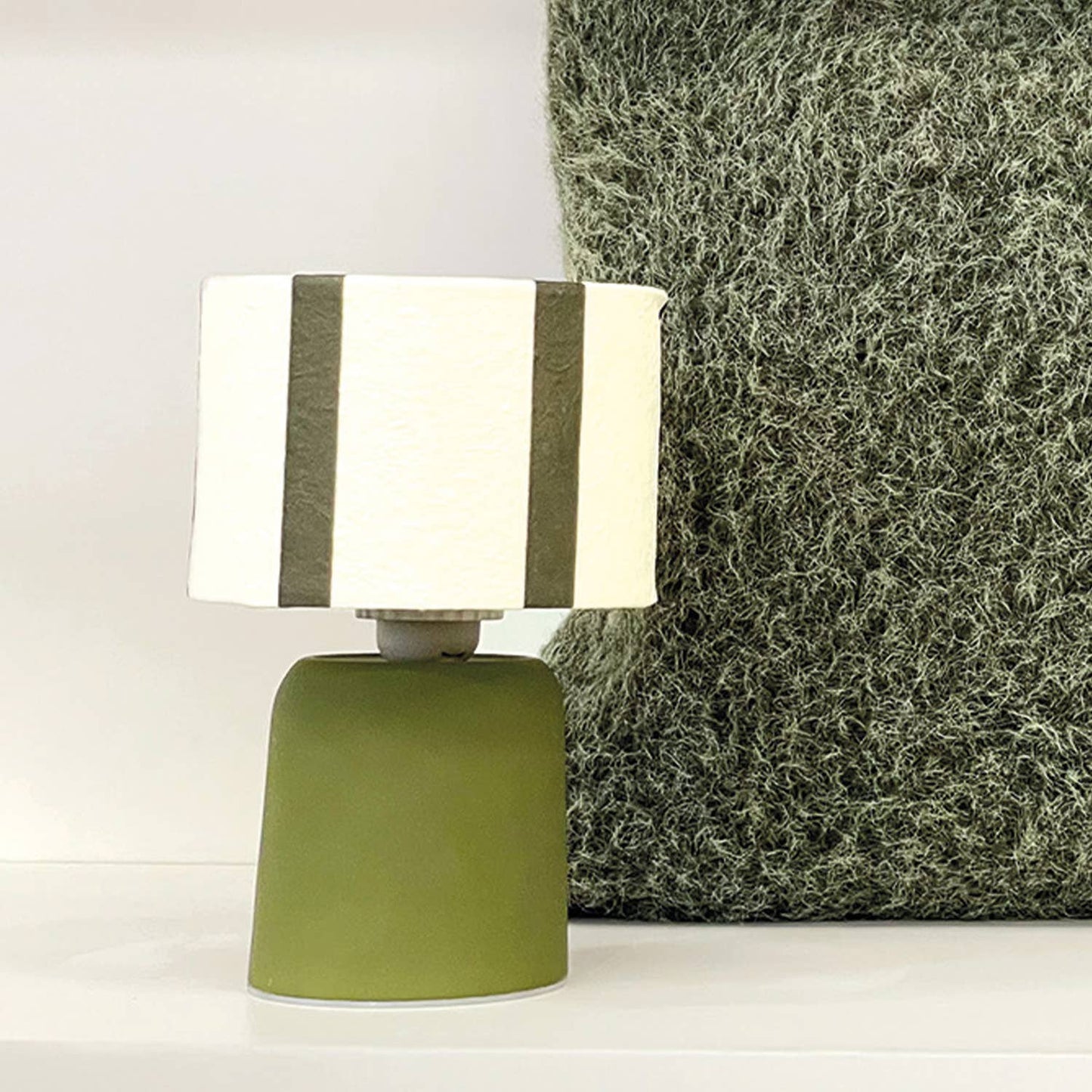 Kaki LED Tafellamp – Gestreepte Kap | Trendy Draadloze Sfeerverlichting