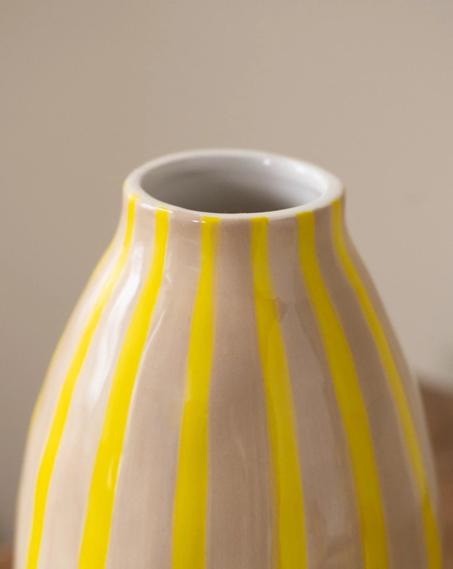 Vaas met gele strepen - RUBY Conceptstore 