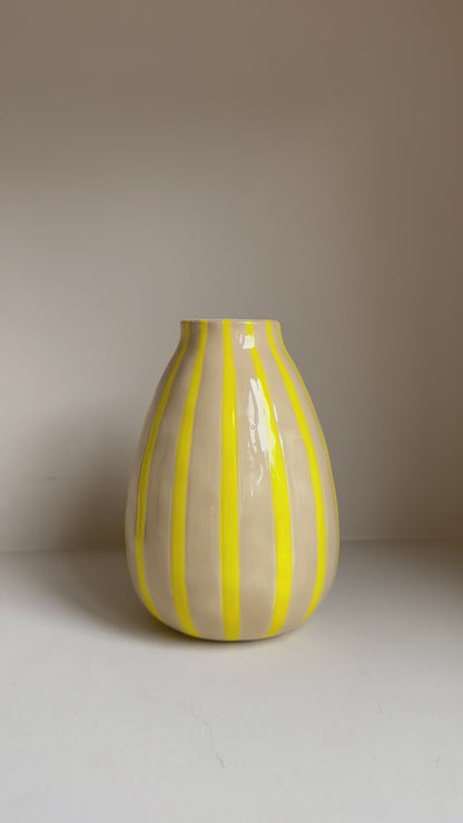 Vaas met gele strepen 19 cm